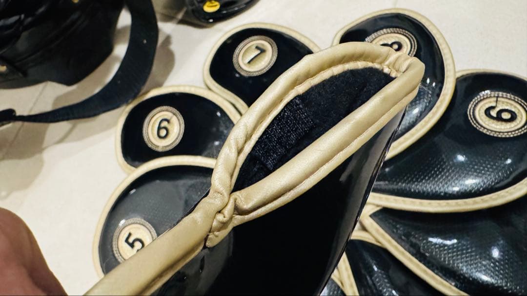 DynamicGoldツアーイシュー キャディバッグ に2種類のヘッドカバー付