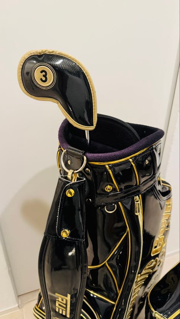 DynamicGoldツアーイシュー キャディバッグ に2種類のヘッドカバー付