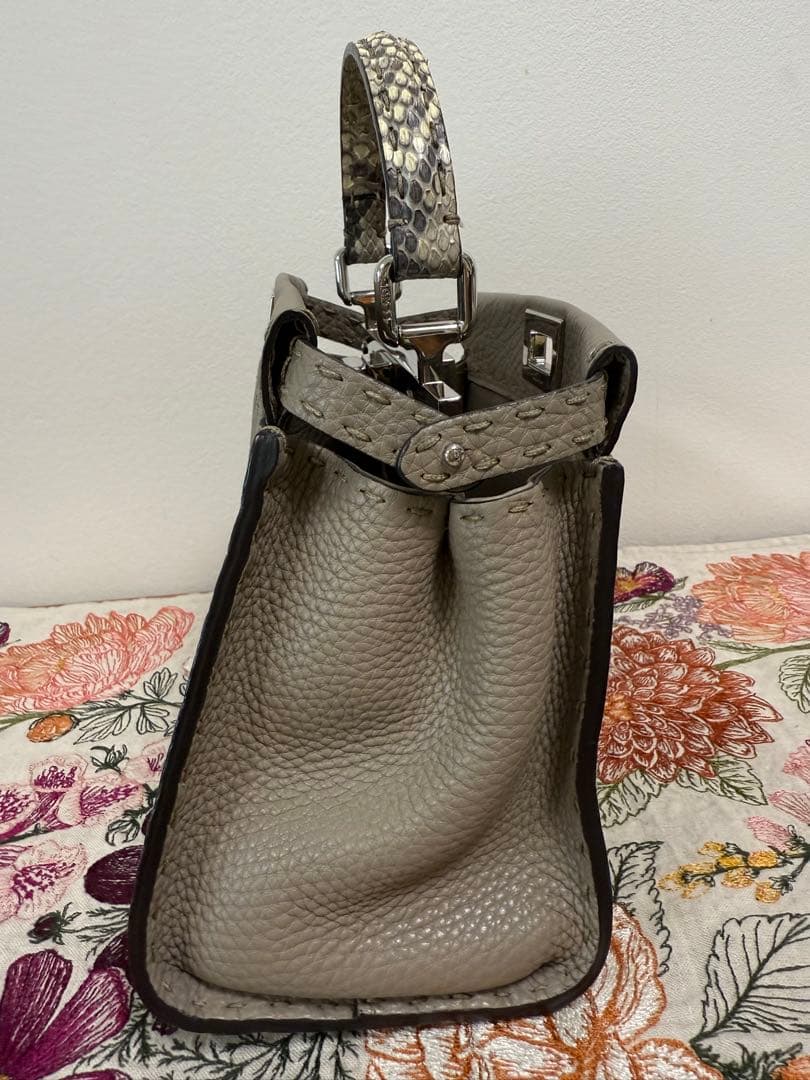 Nanana様専用 FENDI ピーカブー スモールサイズ グレージュ - メルカリ