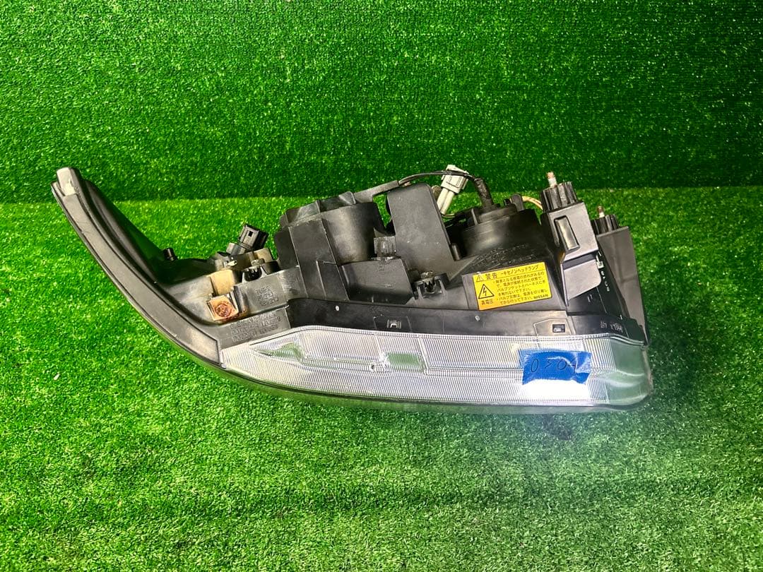 美品 ローレル C35 HID ヘッドライト 右側の ステー折れあり 日産