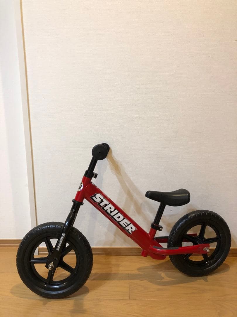 【美品】　室内使用のみ！ストライダー STRIDER　12インチ　赤レッド ストライダー 赤 レッド キックバイク STRIDER 12 クラシック Classic