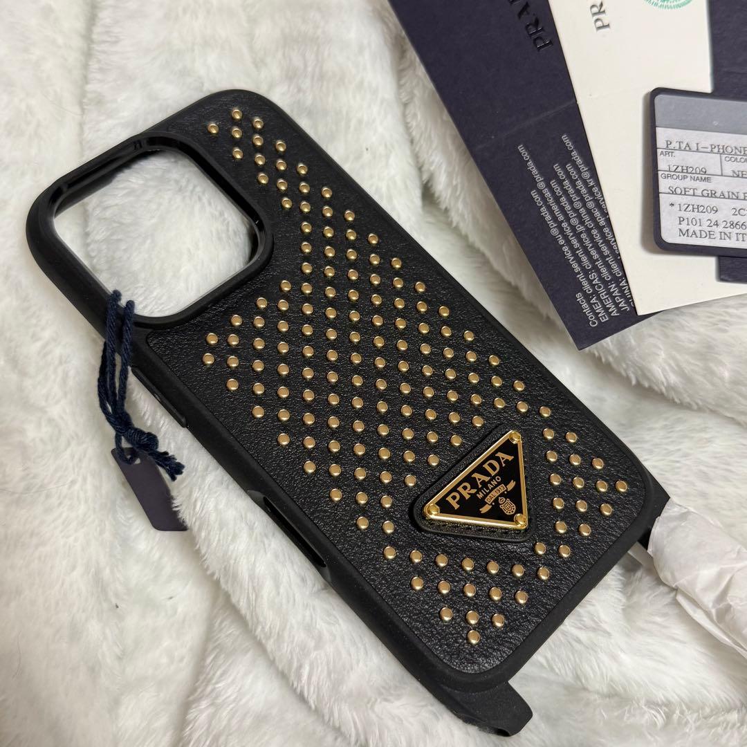 PRADA スタッズ付きレザーiPhone16proケース PRADA スタッズ付きレザーiPhone16proケース スタッズがアクセントに