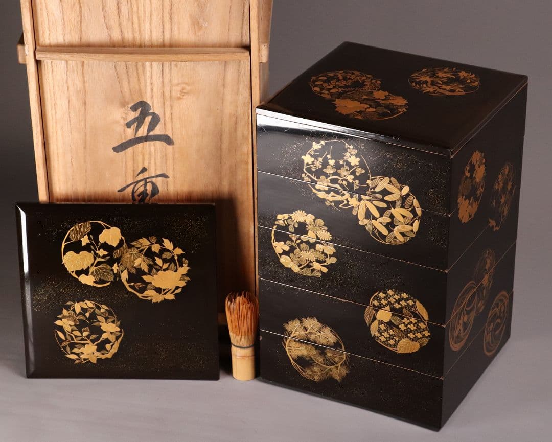 木製漆器 丸草花模様 金蒔絵 五段重箱 木箱入り 梨地 黒塗 正月【