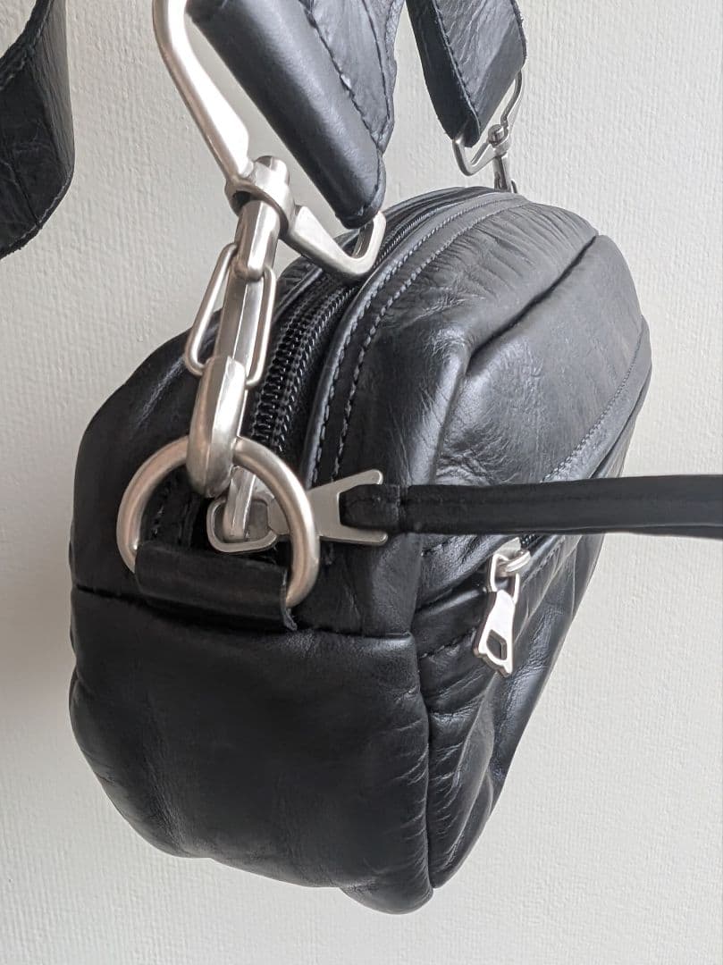 m0851 ユニセックス ショルダーバッグ 黒 レザー ボディバッグ 軽量