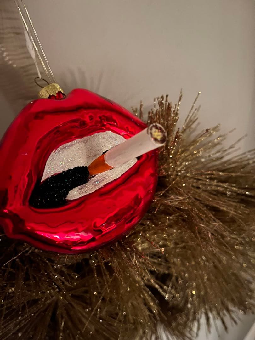 アスティエ。赤い唇のクリスマスオーナメント - メルカリ