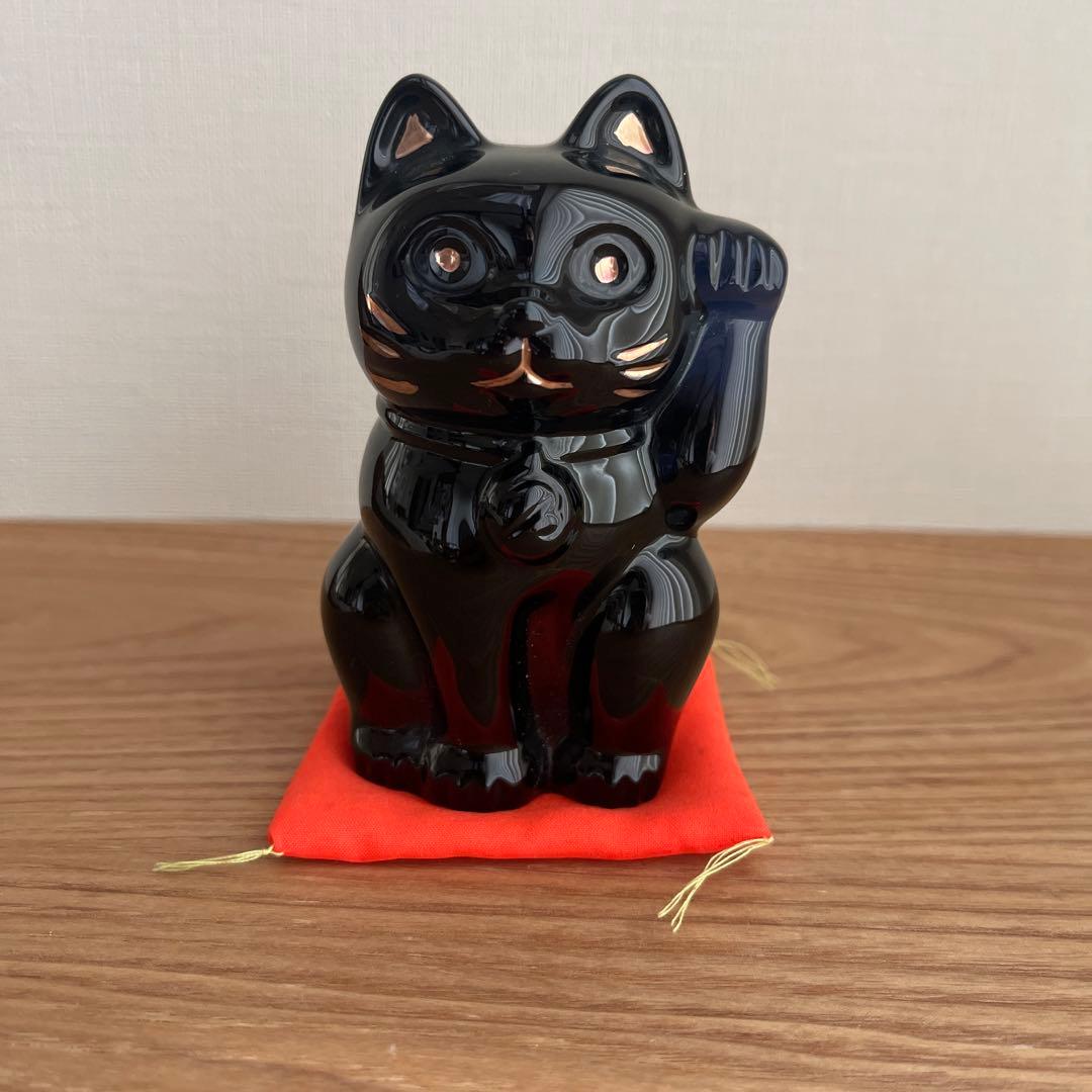 バカラ　黒い招き猫 陶器製 赤い台座付き Baccarat バカラ まねき猫 レッド&ラッキー バタフライ レッド・大理石