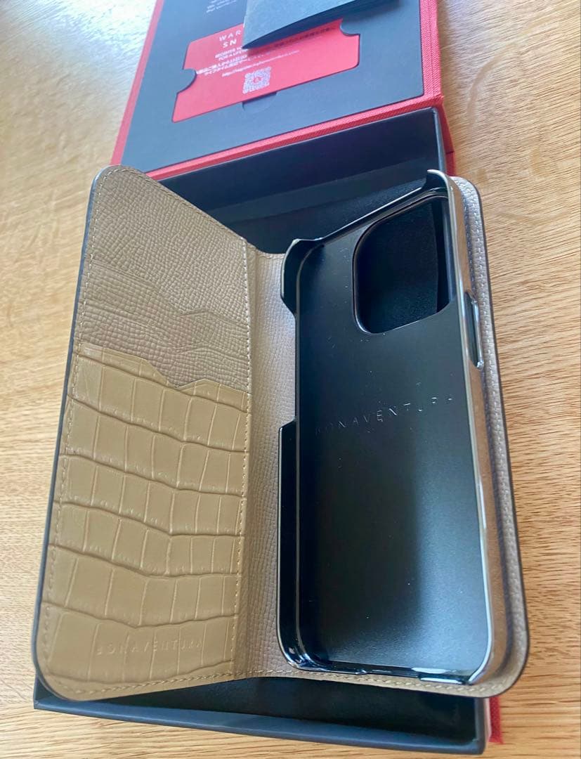 ボナベンチュラ レザー手帳型ケース iPhone15 proグレージュ クロコ