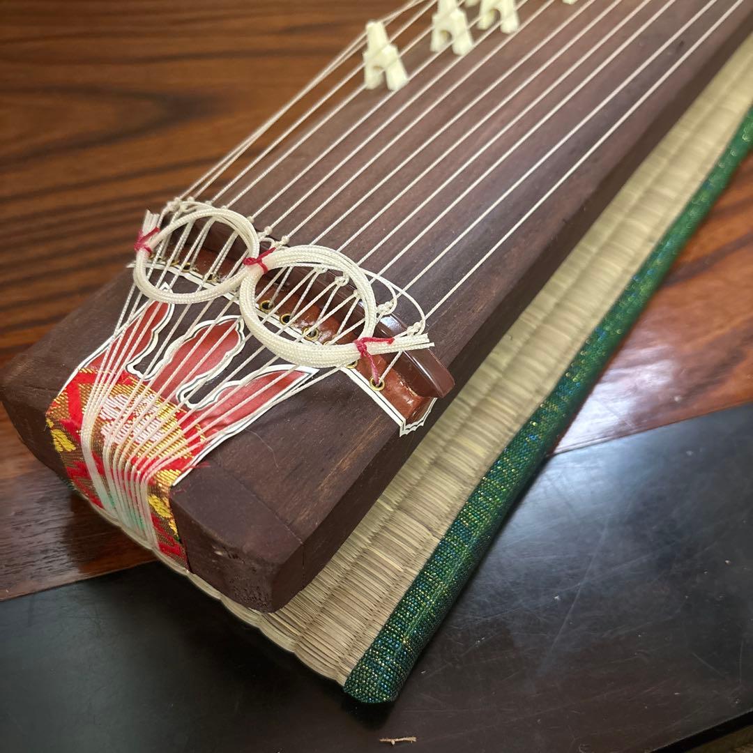 ミニ琴 ミニ三味線 和楽器13絃の箏と三味線。