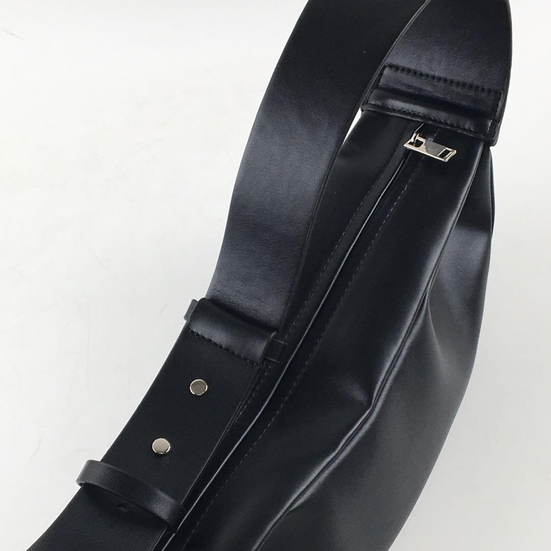 美品 COS レザー クロスボディ クレセント バッグ - メルカリ