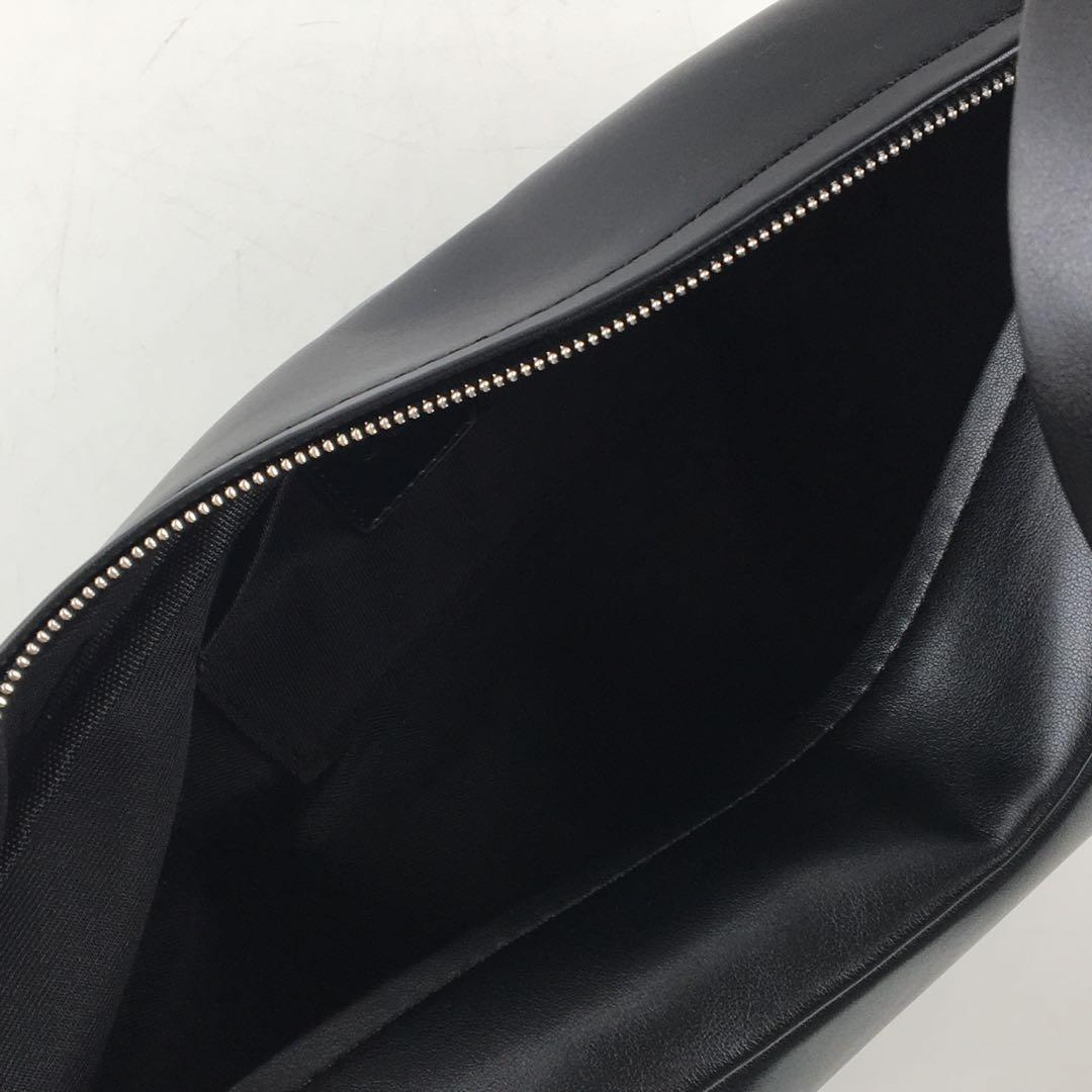 美品 COS レザー クロスボディ クレセント バッグ - メルカリ