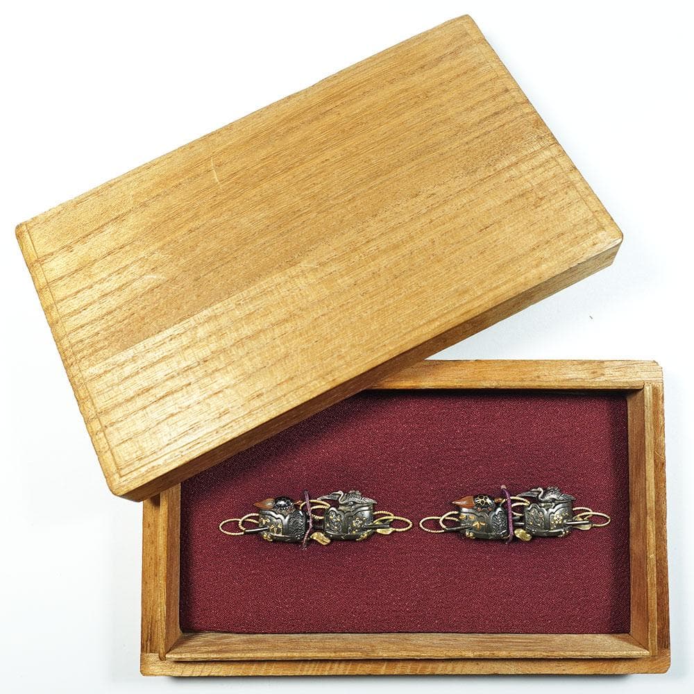 際端銘一芳 四分一地容彫蓬莱香炉図目貫 金象嵌銘