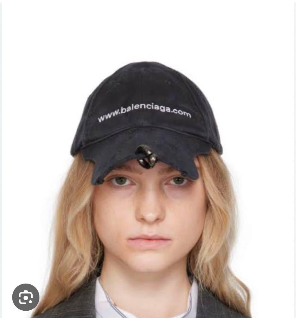 バレンシアガ ダメージ加工 ピアス キャップ ホワイト ロゴ刺繍 - メルカリ