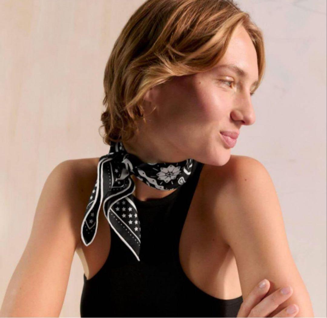 新品未使用 HERMES エルメス　シルクバンダナ 《ロデオ・デ・フルーツ》