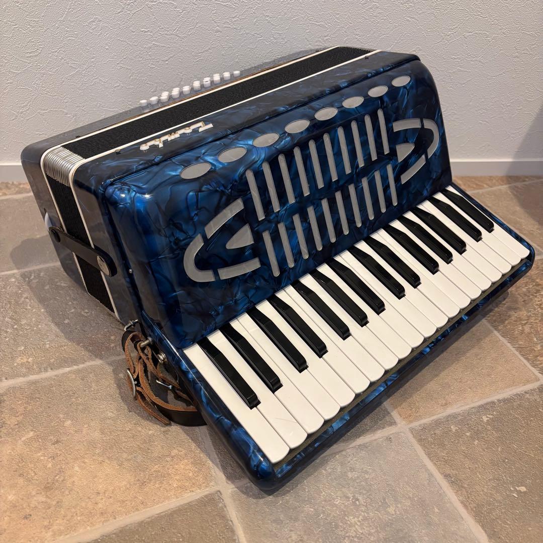 【極美品】TOMBO トンボアコーディオン No.241 ブルー 極美品TOMBO トンボアコーディオン No.241 ブルー 【Y8/N】TOMBO