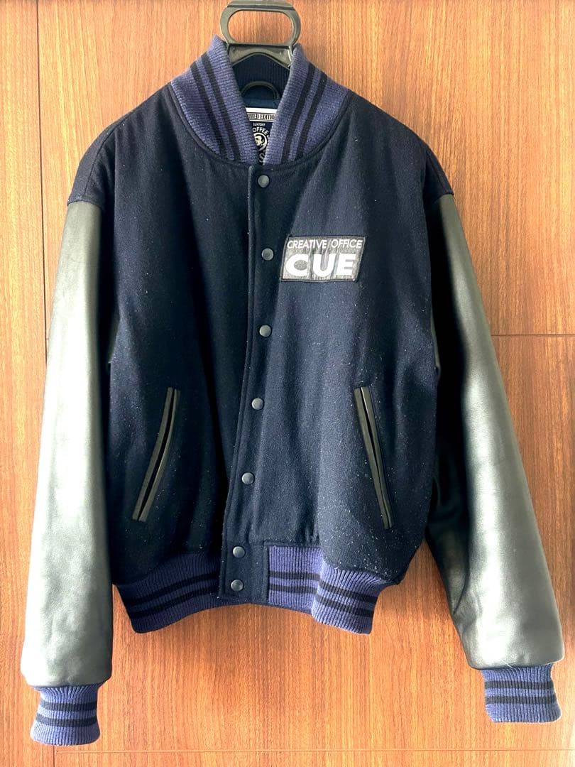 非売品 OFFICE CUEコラボ サントリー ボスジャン 刺繍ロゴ レザー 非売品 OFFICE CUE サントリー ボスジャン 鈴井貴之 直筆サイン入り