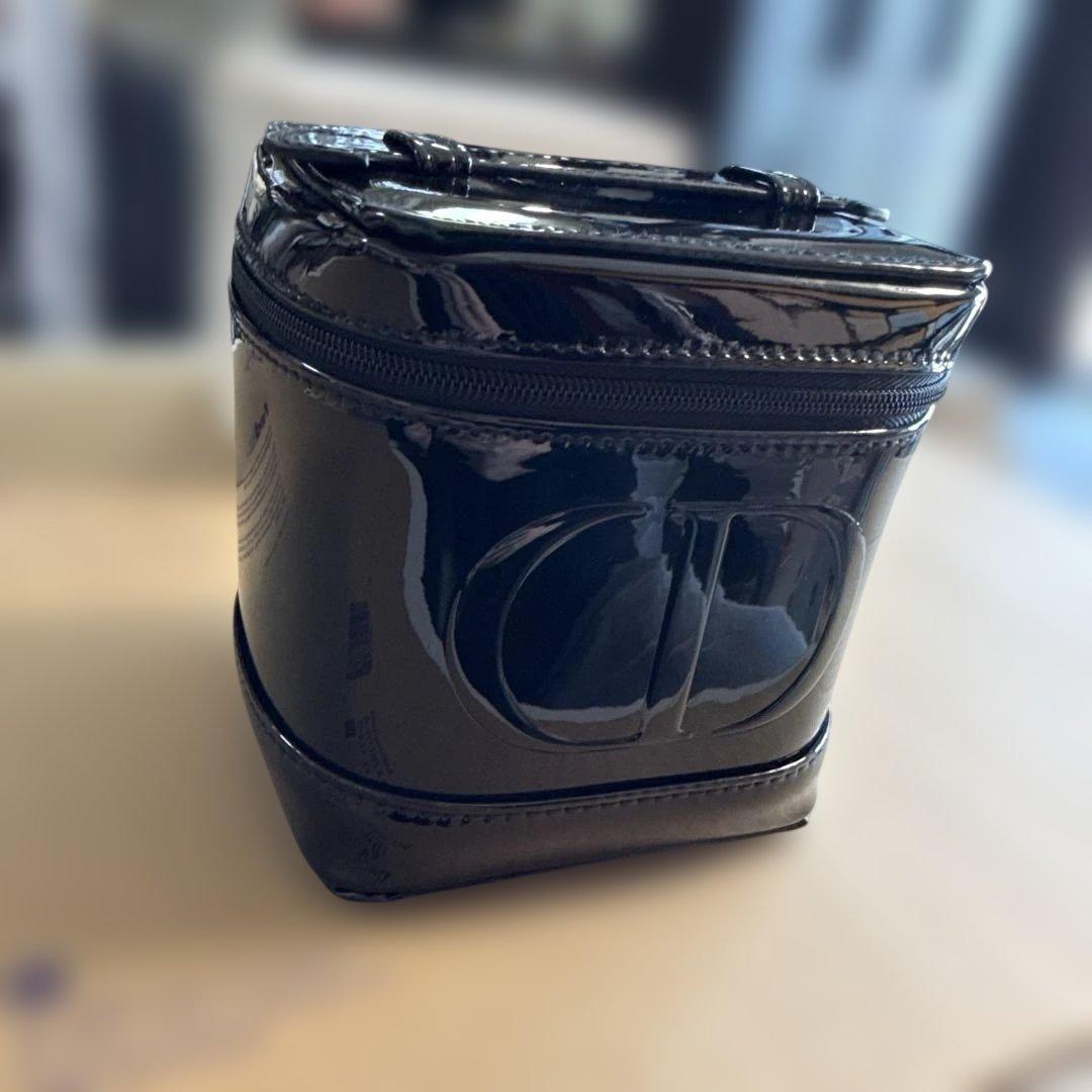 新品未使用】2026 Dior ディオール バニティポーチ 黒 エナメル - メルカリ