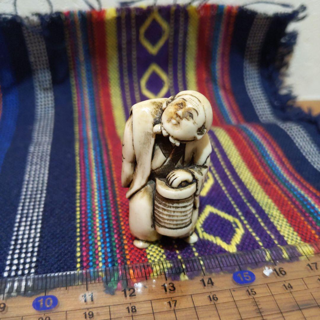 時代提物人物根付 天然素材 在銘【夜道 提灯を持つ人物】高約