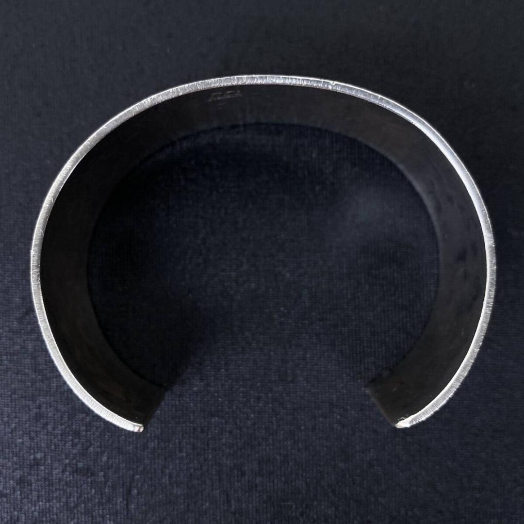 NAVAJO Derrick Cadman シルバースタースタンプワークバングル - メルカリ