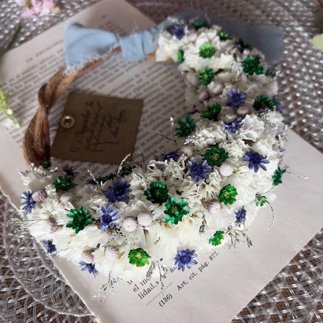 白い月のハーフリース 三日月リース ドライフラワーリース スターチス