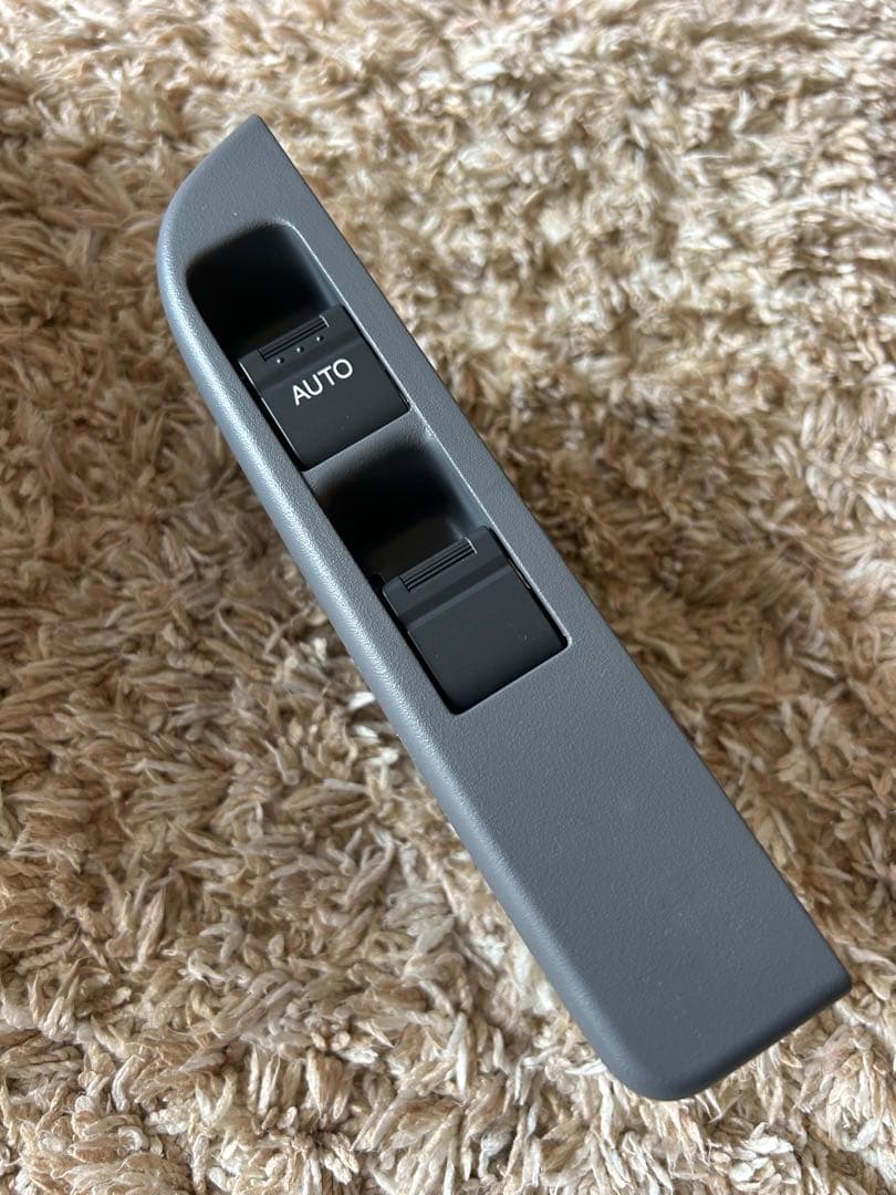 イスズエルフパワーウィンドウスイッチ 運転席用　純正新品未使用品 イスズエルフパワーウィンドウスイッチ 運転席用 純正新品未使用品