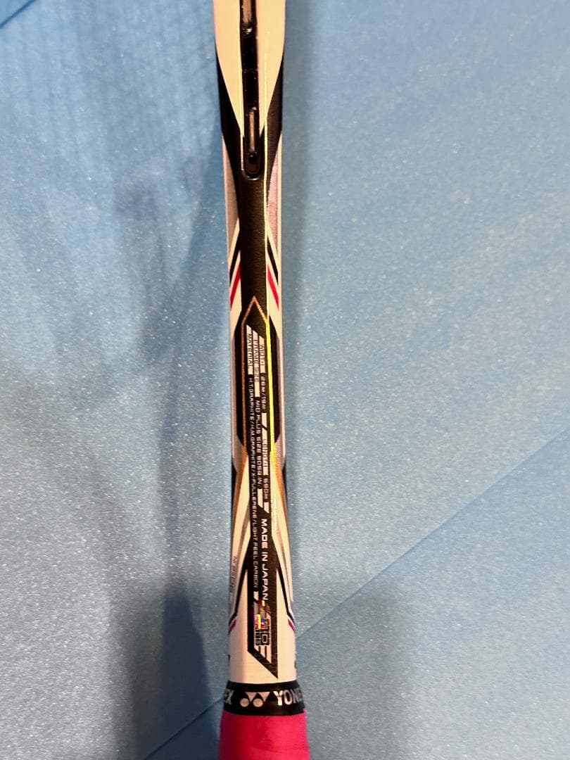 美品）YONEX レーザーラッシュ 5V ガムブースト（26ポンド） - メルカリ