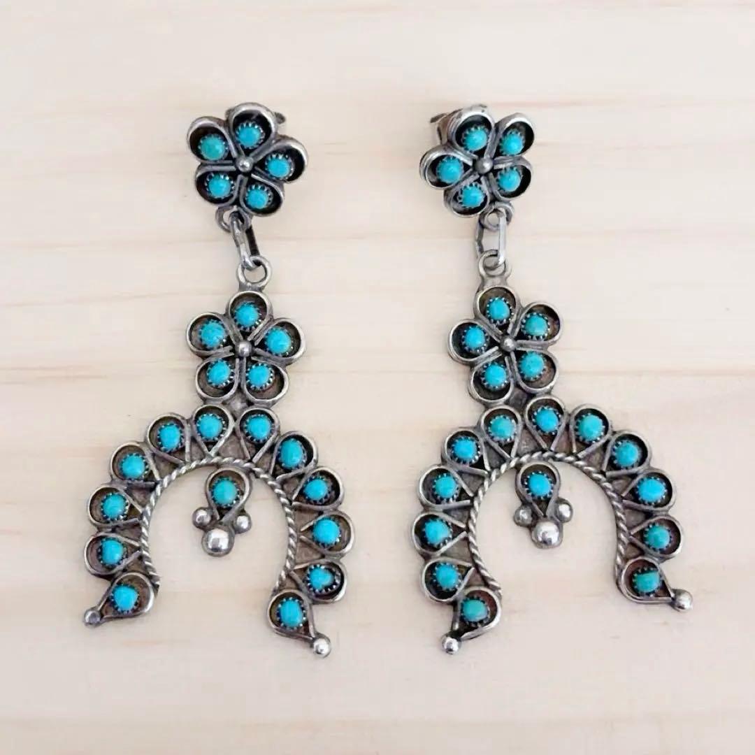 ズニ族 ナジャ ターコイズ ピアス ニードルポイント インディアンジュエリー ズニ族 Hugh Bowekaty ニードルポイント ピンペンダント｜マライカ公式通販