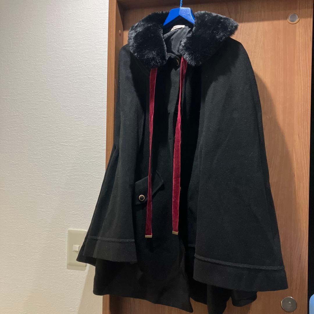 axes femme ファー襟付きケープコート 黒　ポンチョ　アクシーズファム axes femme（アクシーズファム）の「ファー襟付ケープコート（ダッフル