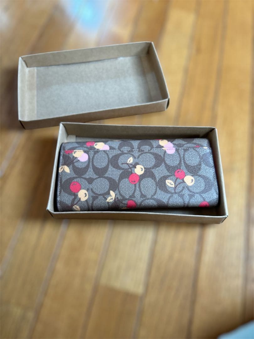 タイムセール】新品未使用 coach コーチ チェリー柄 長財布 赤内装