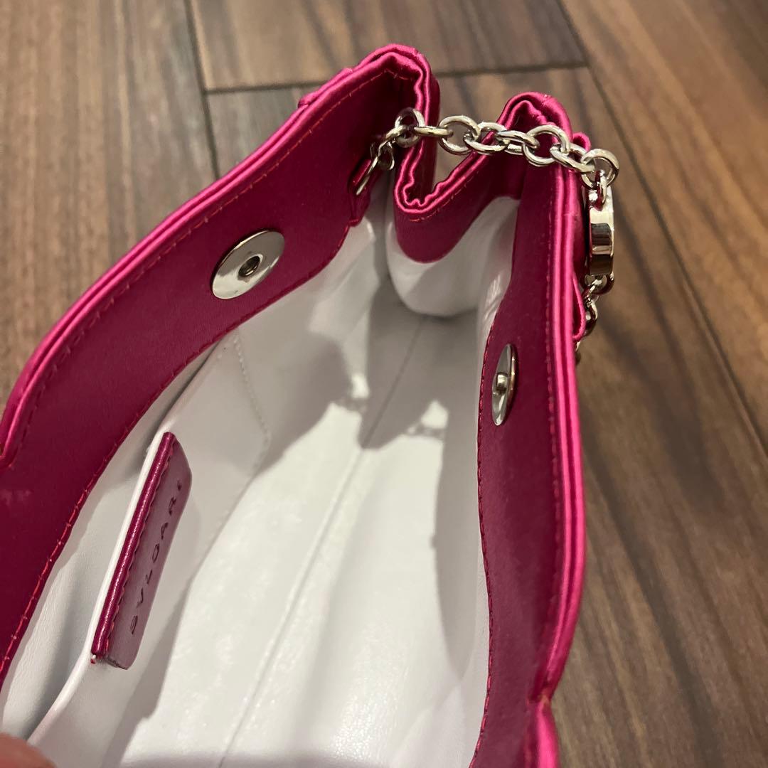 ブルガリBVLGARI ピンク サテンクラッチバッグ チェーンストラップ