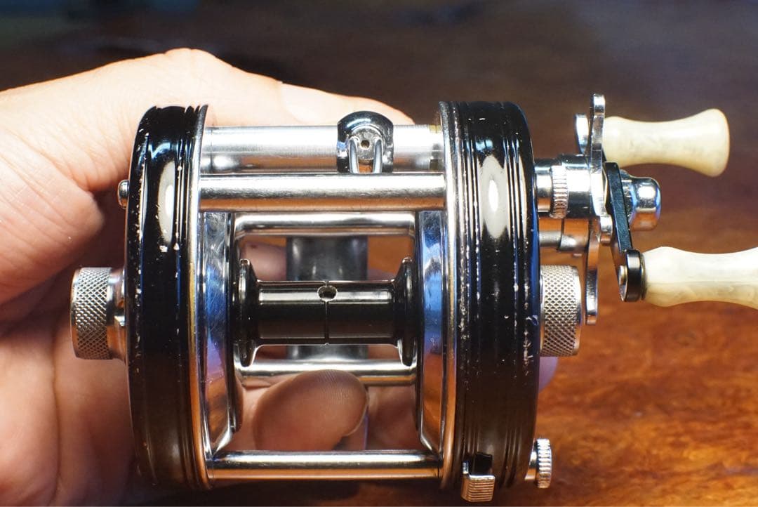 ABU アンバサダー 5000C 4スクリュー メンテ済 フレーム修正済 - メルカリ