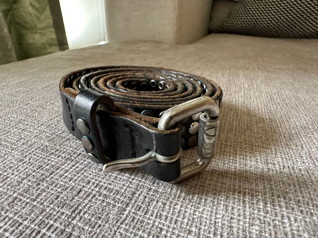 HTC euro ナローベルト スタッズ付きのブラックレザー製ベルト HTC euro ナローベルト スタッズ付きのブラックレザー製ベルト