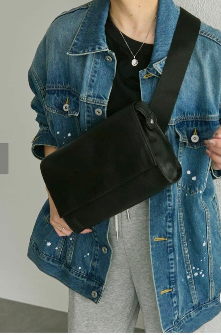 美品イアパヒヨネ　ワイドテープショルダーブラック ボディバッグ本革 本革/470g》ワイドテープショルダーバッグ/ボディバッグ（ショルダー