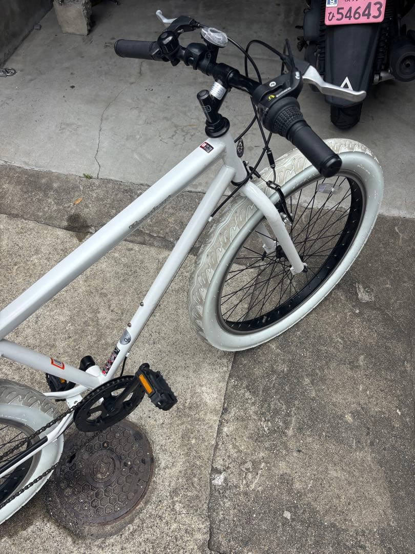 ホワイト クロスバイク 太タイヤ おしゃれ自転車
