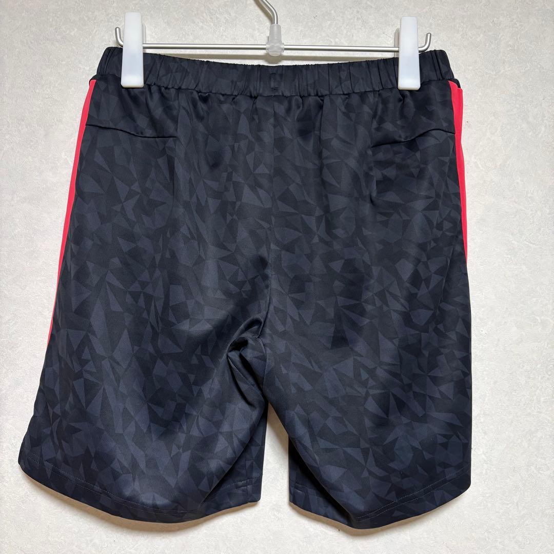 ヨネックス ハーフパンツ 黒と赤の幾何学模様 バドミントン用パンツ 黒と赤