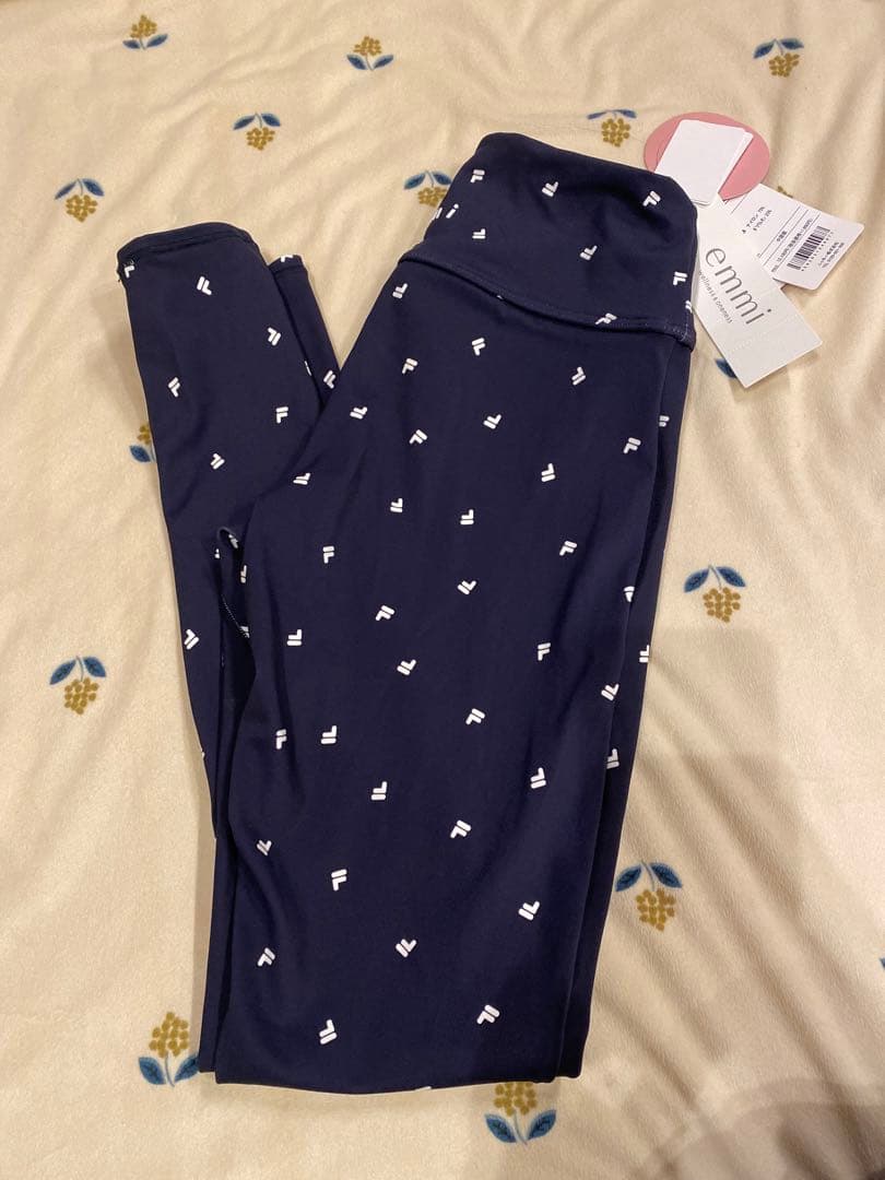 【新品タグ付き】emmi FILAコラボ　ヨガウェア　レギンス emmi×FILA】スポーツライフスタイルブランド「FILA（フィラ)」との