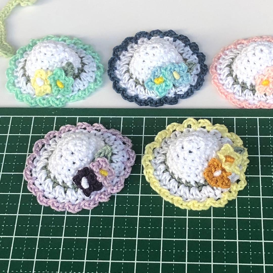 ハンドメイドパーツ☆かぎ針編み♪ミニ麦わら帽子、白小花付き 5個