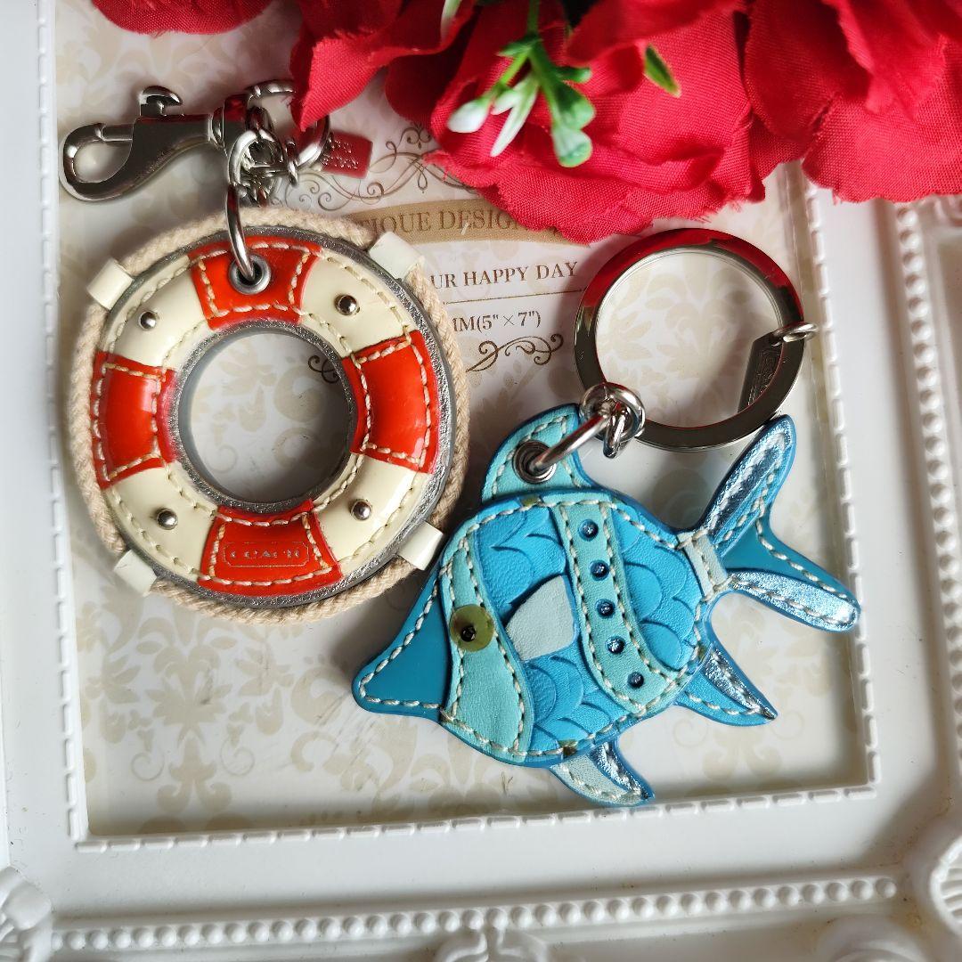COACH　コーチ　魚　浮輪　キーホルダー　２点セット　レア COACH コーチ 魚型キーホルダー 青 - メルカリ