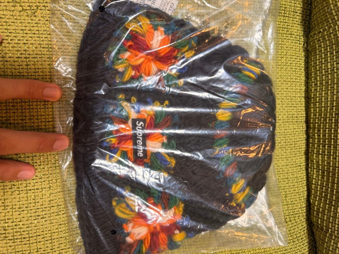 Supreme ブラック 花柄刺繍 ニット帽 NEW ERA - ニューエラ ニット帽 ビーニー NY ブラック ピンク 刺繍