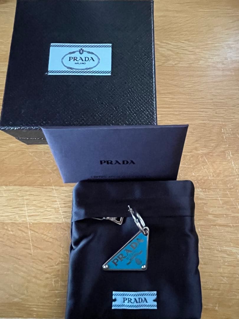 PRADA トライアングル ロゴ プレート ピアス 左耳用 PRADA ロゴ