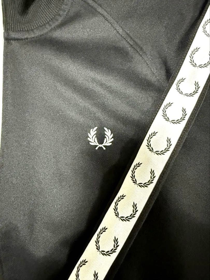 FRED PERRY トラックジャケット [今だけの値段誰でも可】 - トップス割引