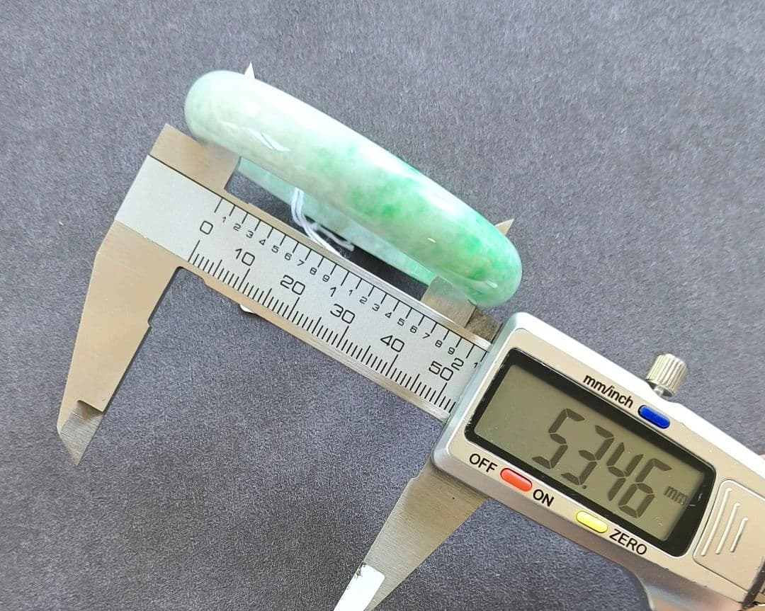 日本鑑別書付】ミャンマー産本翡翠の貴妃バングル(内径54×47ミリ弱)