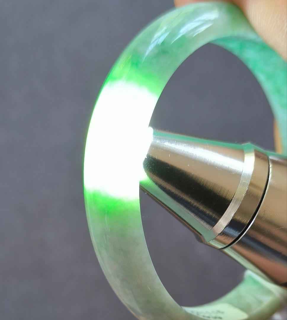 日本鑑別書付】ミャンマー産本翡翠の貴妃バングル(内径54×47ミリ弱)