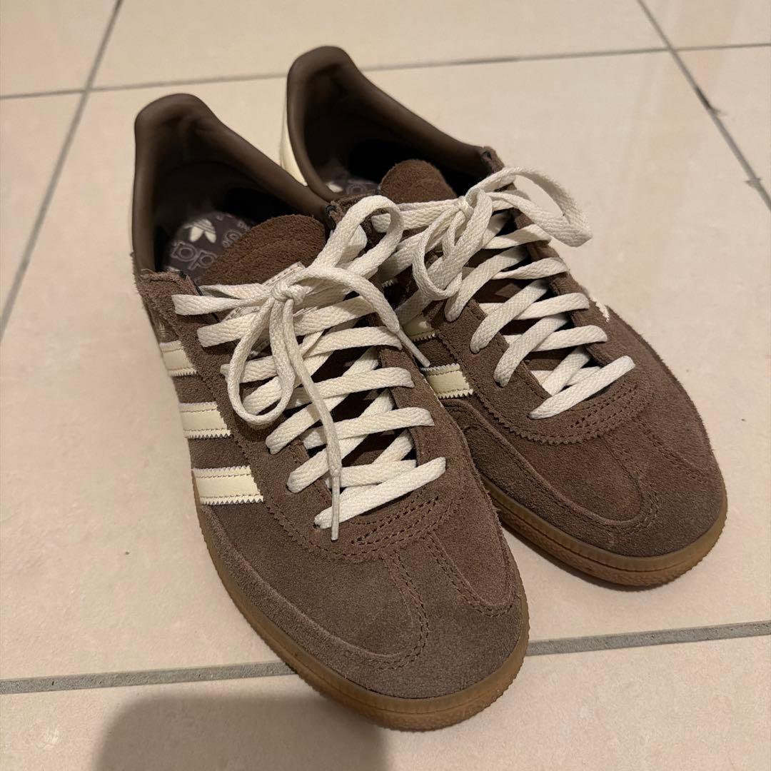 adidas ブラウン スエード スニーカー HANDBALL SPEZIAL adidas Women's Brown Handball Spezial Sneakers | Pacsun