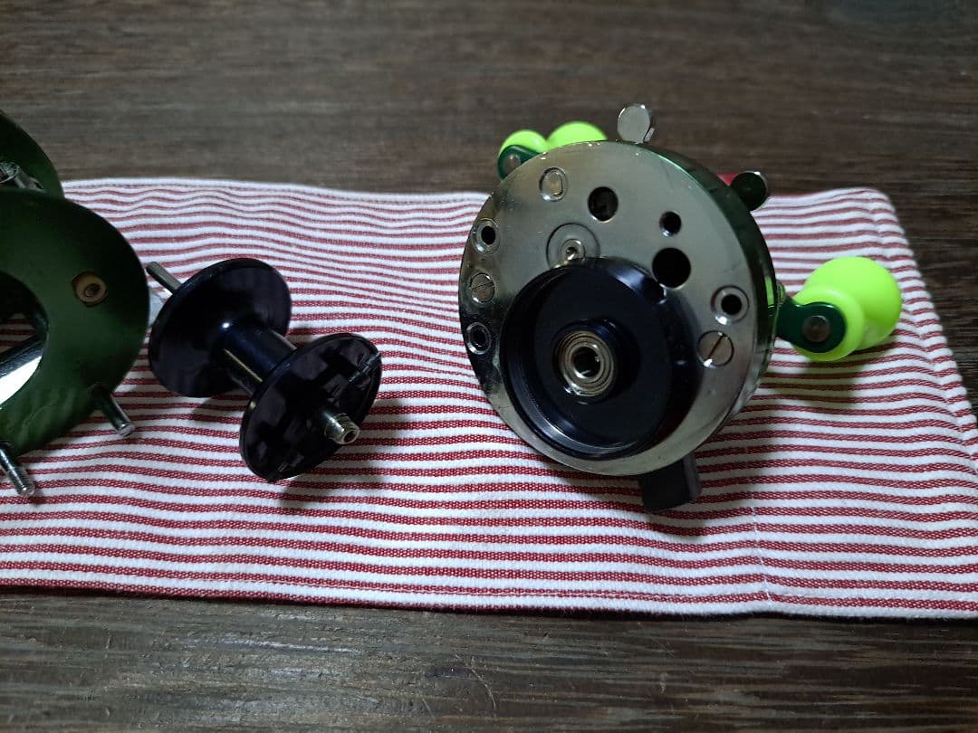 Abu ambassadeur 2500C グリーン サイモンシモムラ ハンドル