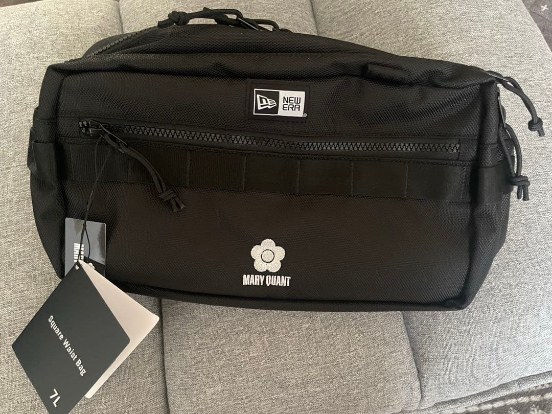 NEW ERA(R) × MARY QUANTスクエア ボディバッグ（ブラック） - メルカリ