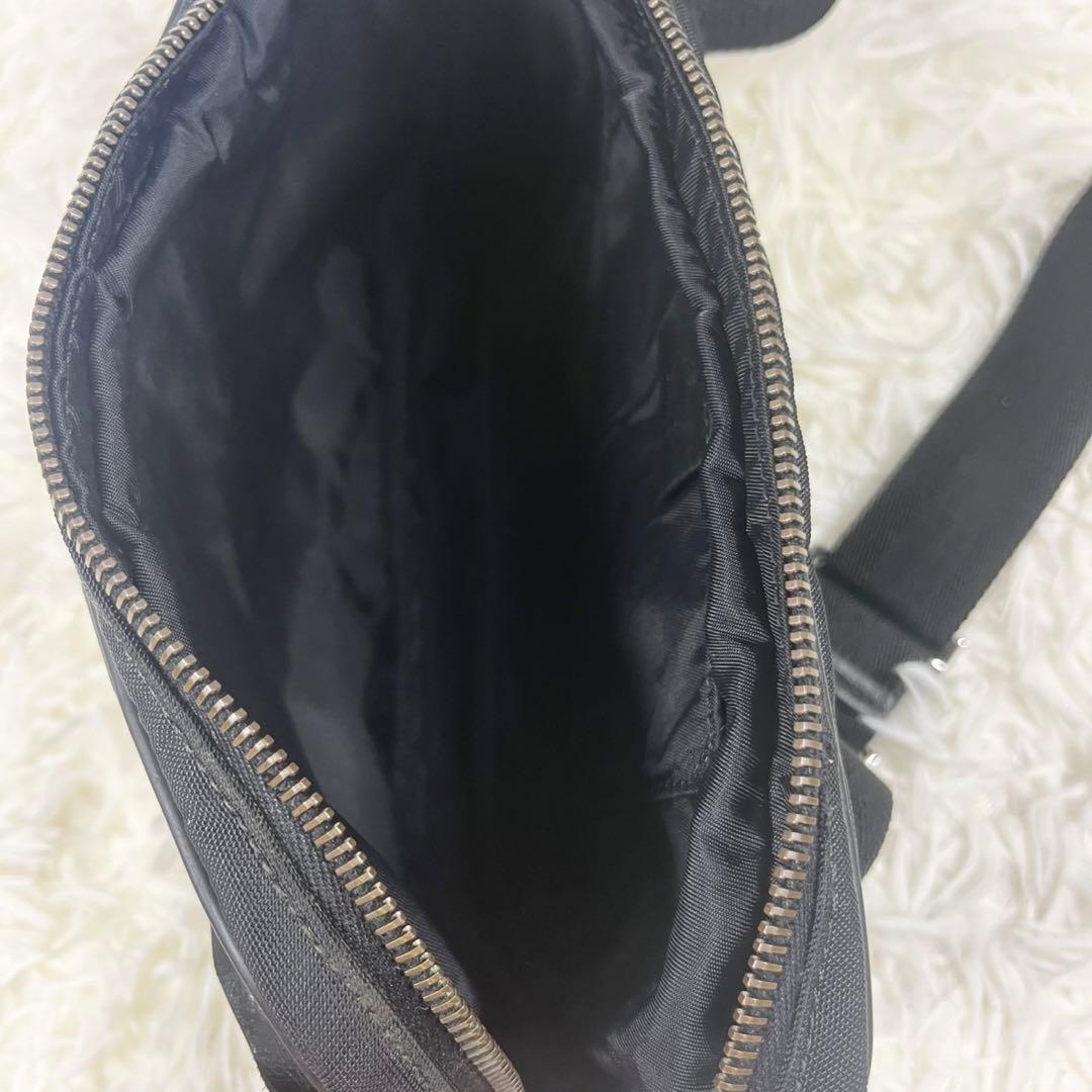 GUCCI グッチ ボディーバッグ シマレザー GG ロゴプレート - メルカリ