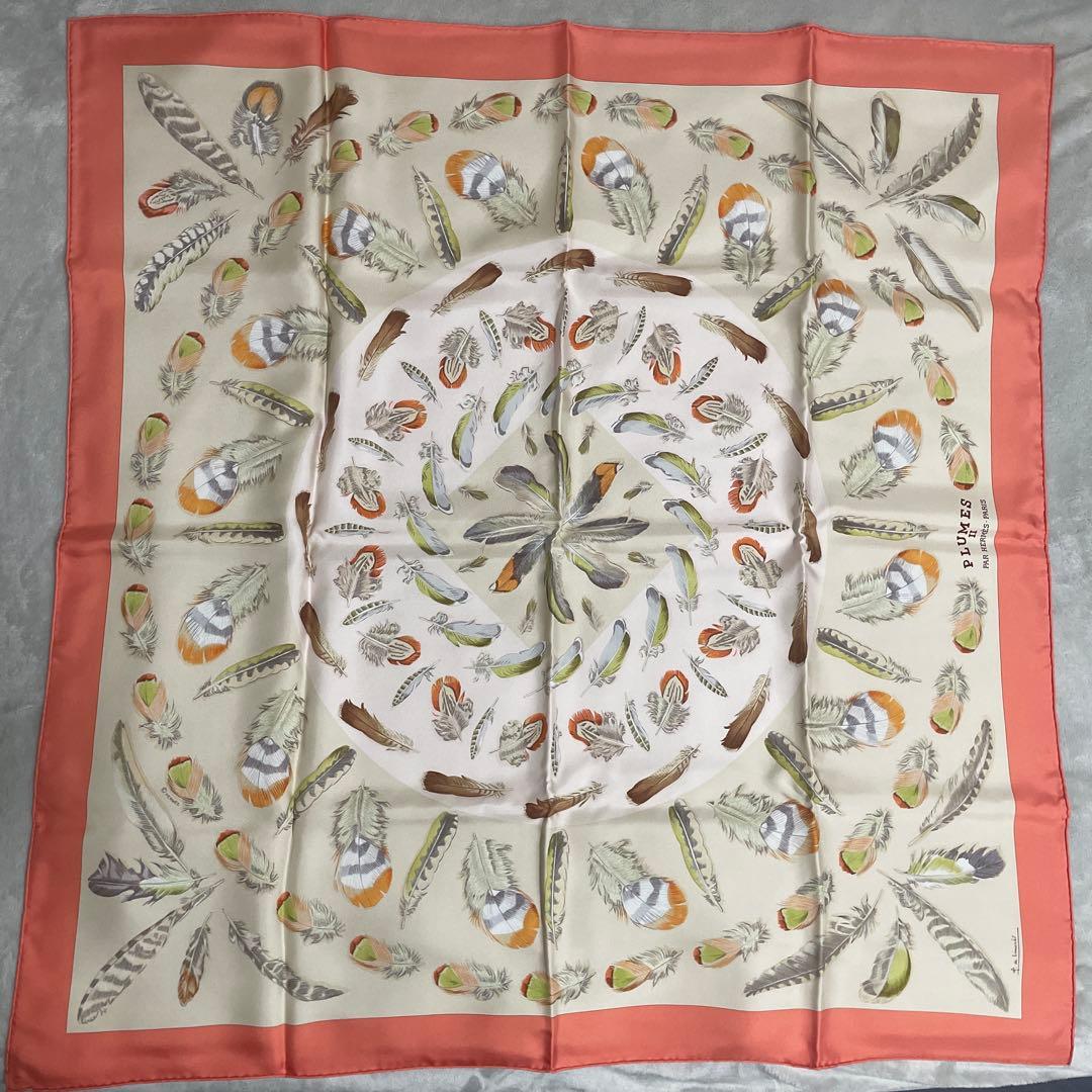 新品 Hermès エルメスの羽根柄スカーフ、100％シルク、87×87 cm