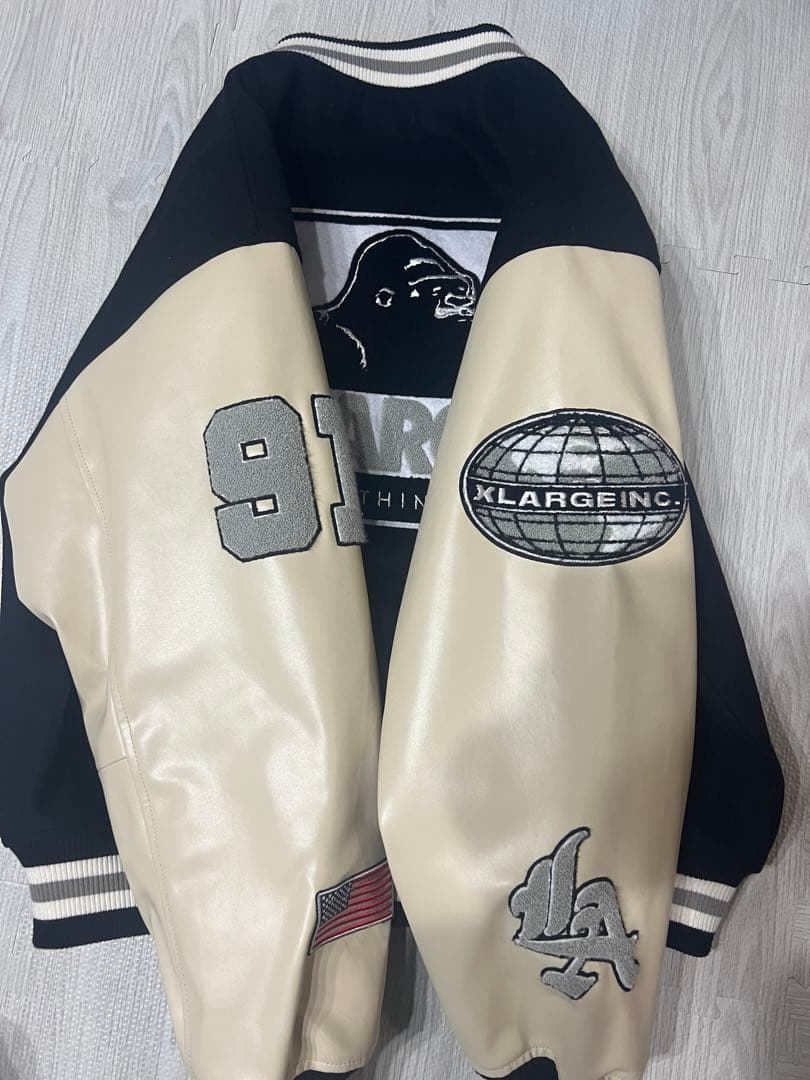 XLARGE スタジャン L ブラック×アイボリー 刺繍ロゴ レザー切替