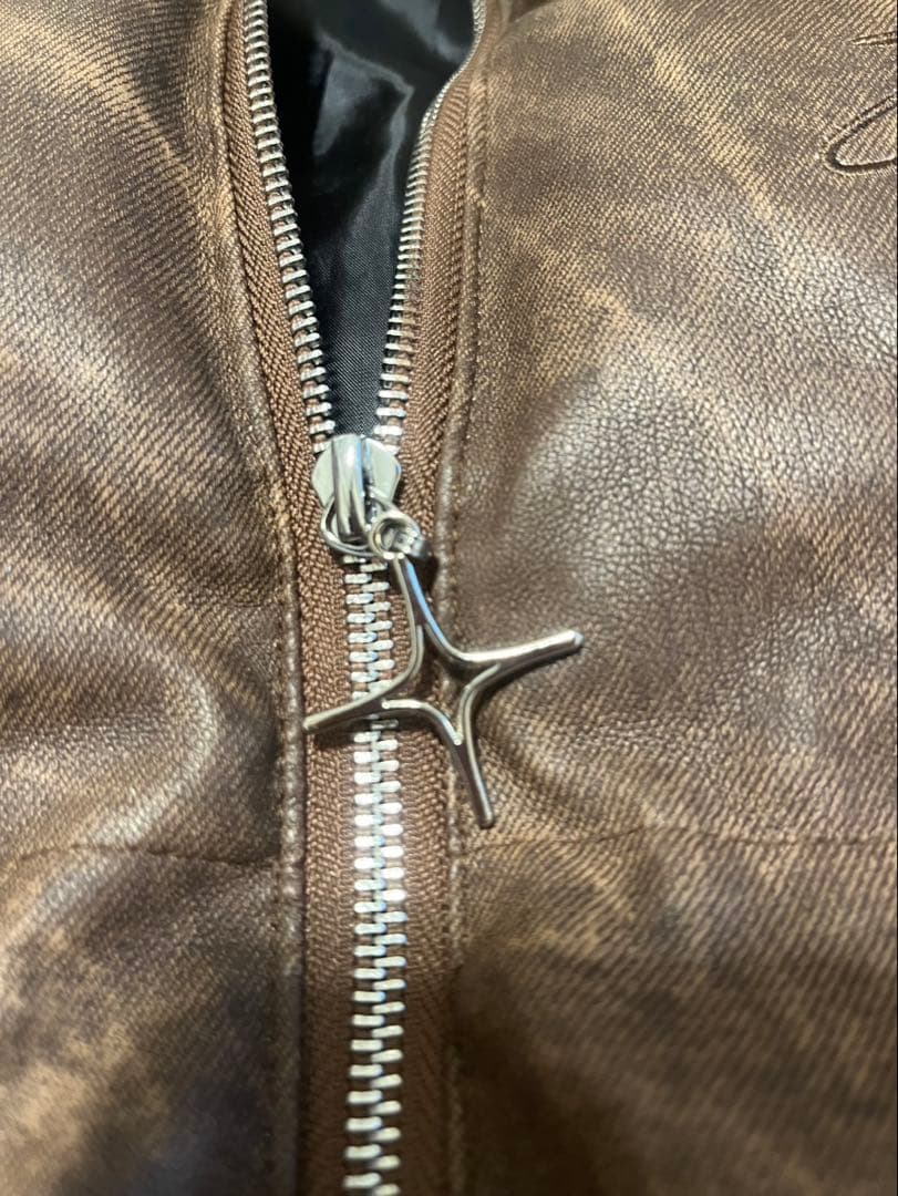 ブラウン ダウンジャケット 刺繍ロゴ付き 最 安値 で