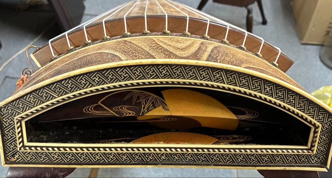 13弦お琴です。弦も新し目で、琴柱も付いて、音色